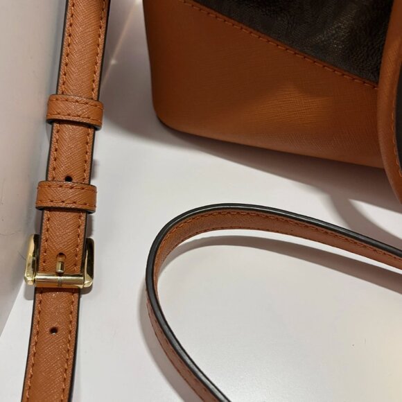 Michael Kors Savannah Large Shoulder Bag - Picture 9 of 16